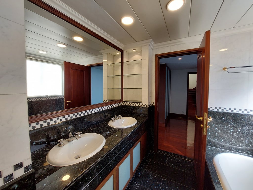 https://img.propertyraptor.com/cdn-cgi/imagedelivery/KD5bF_AFL0JDTbKLWF7z9g/ap8/ap8_001/hornet/prp/img/f1c7a68e31094024e8f229f0fa70518f-wtm.jpg/public