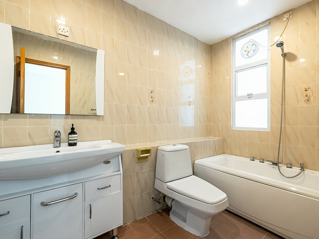 https://img.propertyraptor.com/cdn-cgi/imagedelivery/KD5bF_AFL0JDTbKLWF7z9g/ap8/ap8_001/hornet/prp/img/f1d94a13fad62714704aa6badfaefb67.jpg/public