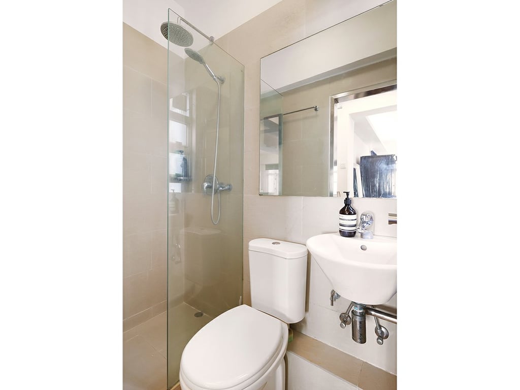 https://img.propertyraptor.com/cdn-cgi/imagedelivery/KD5bF_AFL0JDTbKLWF7z9g/ap8/ap8_001/hornet/prp/img/f22b07a13fbeec974804495941ea35e8.jpg/public