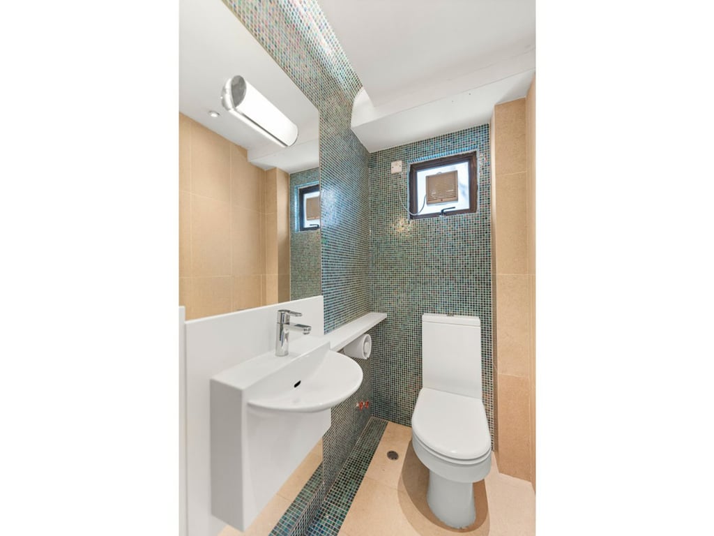 https://img.propertyraptor.com/cdn-cgi/imagedelivery/KD5bF_AFL0JDTbKLWF7z9g/ap8/ap8_001/hornet/prp/img/f244bb96c819d1160bdec95b22c676d9.jpg/public