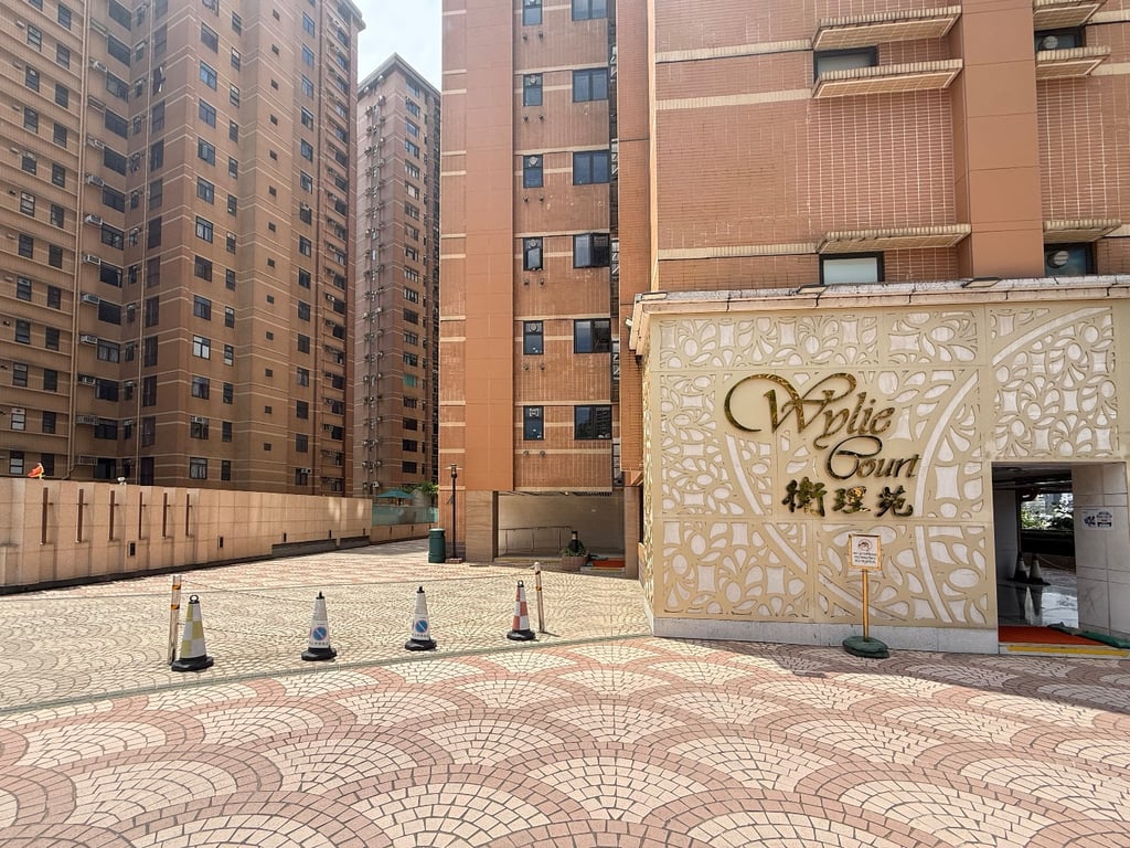 https://img.propertyraptor.com/cdn-cgi/imagedelivery/KD5bF_AFL0JDTbKLWF7z9g/ap8/ap8_001/hornet/prp/img/f25aeff8b8ae2d76cd07547f59ef294b-wtm.jpg/public