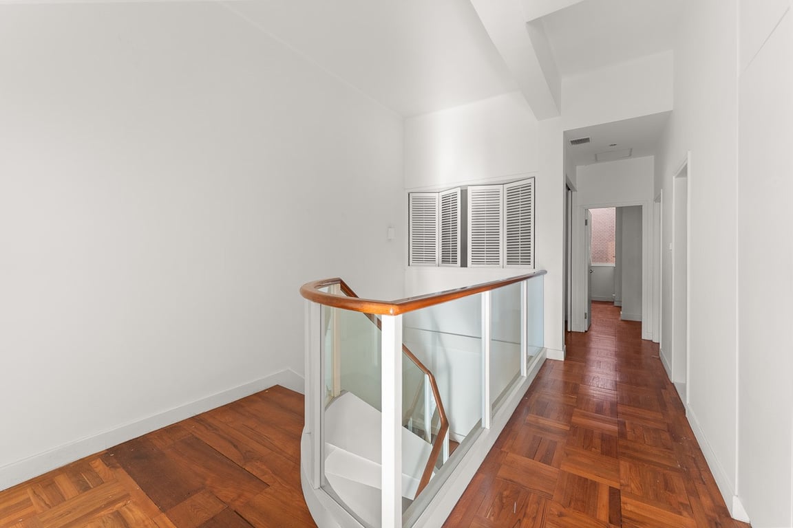 https://img.propertyraptor.com/cdn-cgi/imagedelivery/KD5bF_AFL0JDTbKLWF7z9g/ap8/ap8_001/hornet/prp/img/f264c430f411eecdb85acec205e79351-wtm.jpg/public