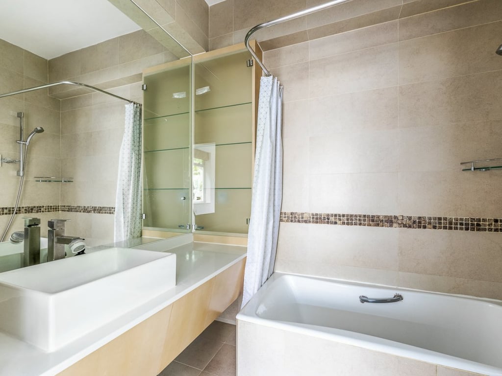 https://img.propertyraptor.com/cdn-cgi/imagedelivery/KD5bF_AFL0JDTbKLWF7z9g/ap8/ap8_001/hornet/prp/img/f278be92c4750c5081bb8310ca273ee5.jpg/public