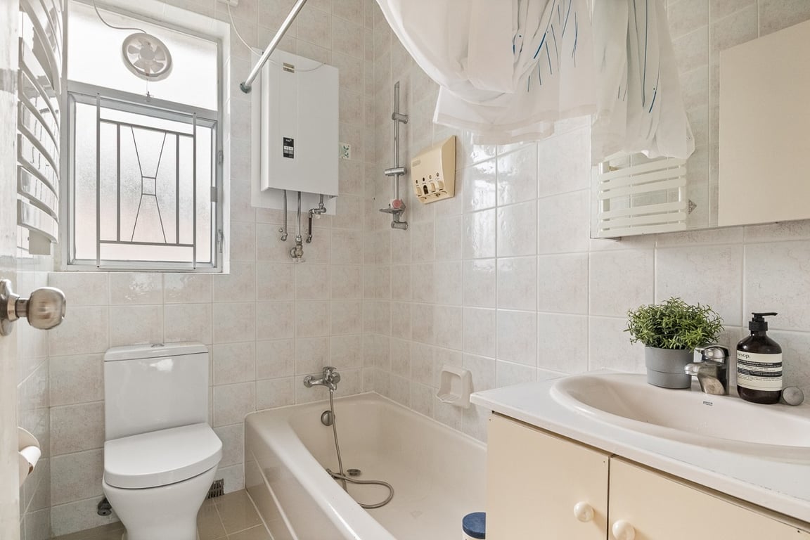 https://img.propertyraptor.com/cdn-cgi/imagedelivery/KD5bF_AFL0JDTbKLWF7z9g/ap8/ap8_001/hornet/prp/img/f28d54faf600ca2628b2a1d8feb4560b-wtm.jpg/public