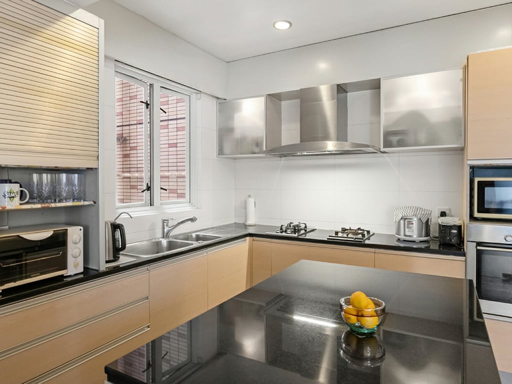 https://img.propertyraptor.com/cdn-cgi/imagedelivery/KD5bF_AFL0JDTbKLWF7z9g/ap8/ap8_001/hornet/prp/img/f2a811b431d7ef75376e3cda18fd055e.jpg/public