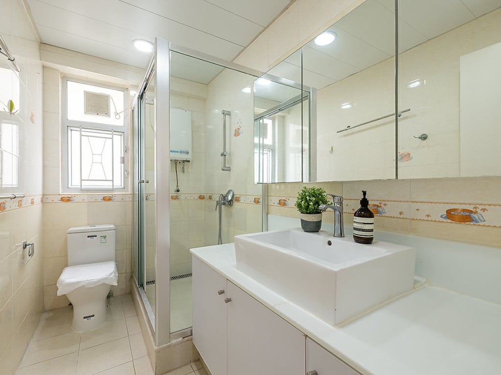 https://img.propertyraptor.com/cdn-cgi/imagedelivery/KD5bF_AFL0JDTbKLWF7z9g/ap8/ap8_001/hornet/prp/img/f2e1945765e5981894e7f48a9bd7a426.jpg/public
