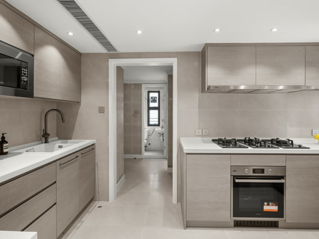 https://img.propertyraptor.com/cdn-cgi/imagedelivery/KD5bF_AFL0JDTbKLWF7z9g/ap8/ap8_001/hornet/prp/img/f31828fdbe4dd882cc431f03357b91bc.jpg/public