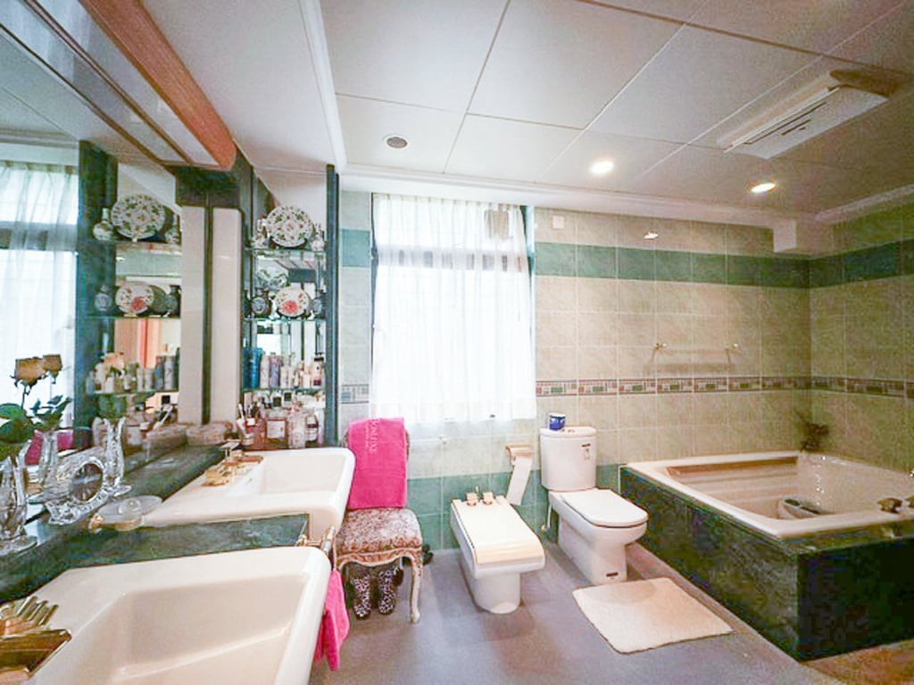 https://img.propertyraptor.com/cdn-cgi/imagedelivery/KD5bF_AFL0JDTbKLWF7z9g/ap8/ap8_001/hornet/prp/img/f34922b0147a8ca584e45225f1c7f850.jpg/public