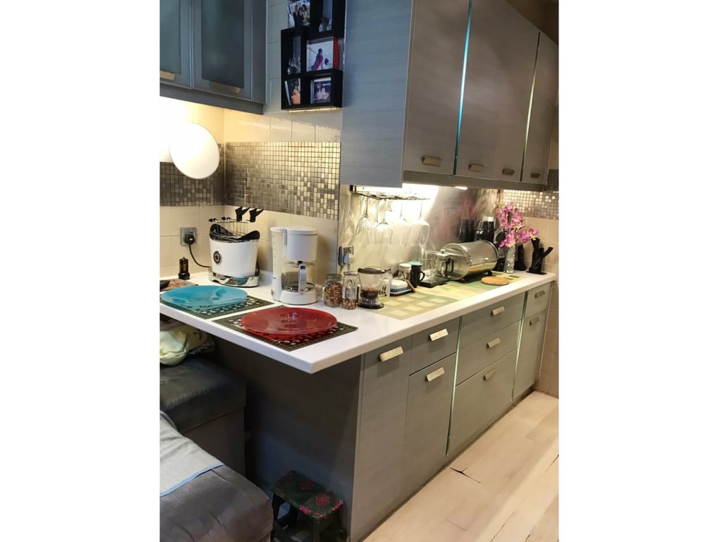https://img.propertyraptor.com/cdn-cgi/imagedelivery/KD5bF_AFL0JDTbKLWF7z9g/ap8/ap8_001/hornet/prp/img/f3fd38efd922837f6bdc14f2c973f598.jpg/public