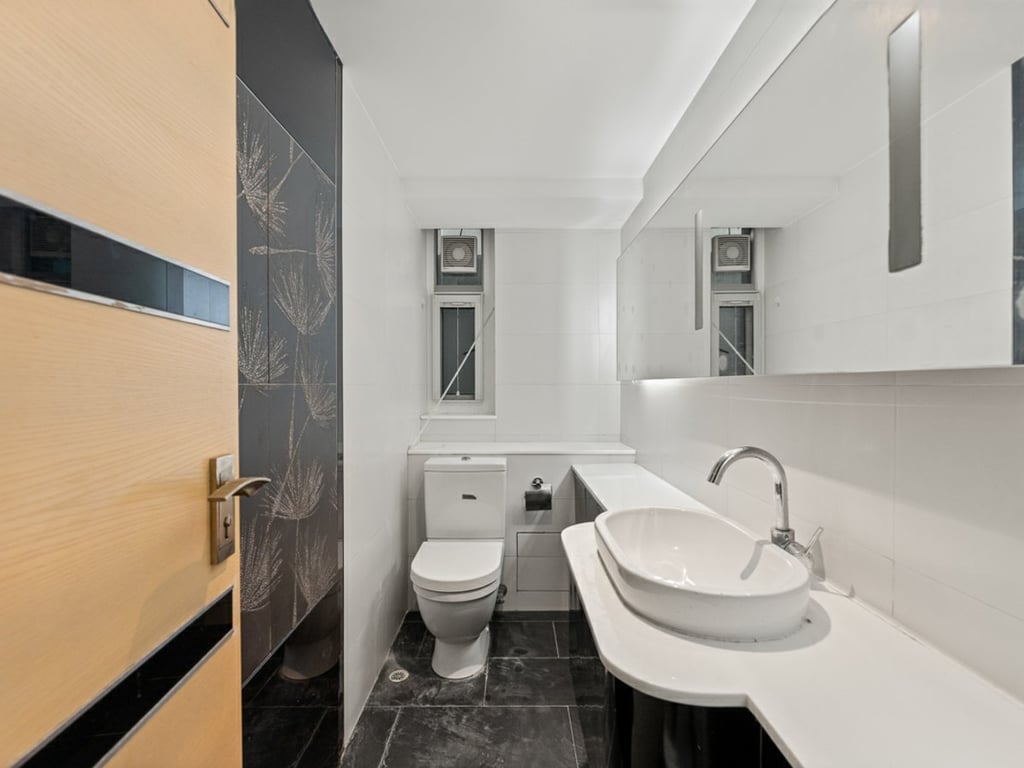 https://img.propertyraptor.com/cdn-cgi/imagedelivery/KD5bF_AFL0JDTbKLWF7z9g/ap8/ap8_001/hornet/prp/img/f435e7bd4adcb875809d5d5c9191c67a-wtm.jpg/public