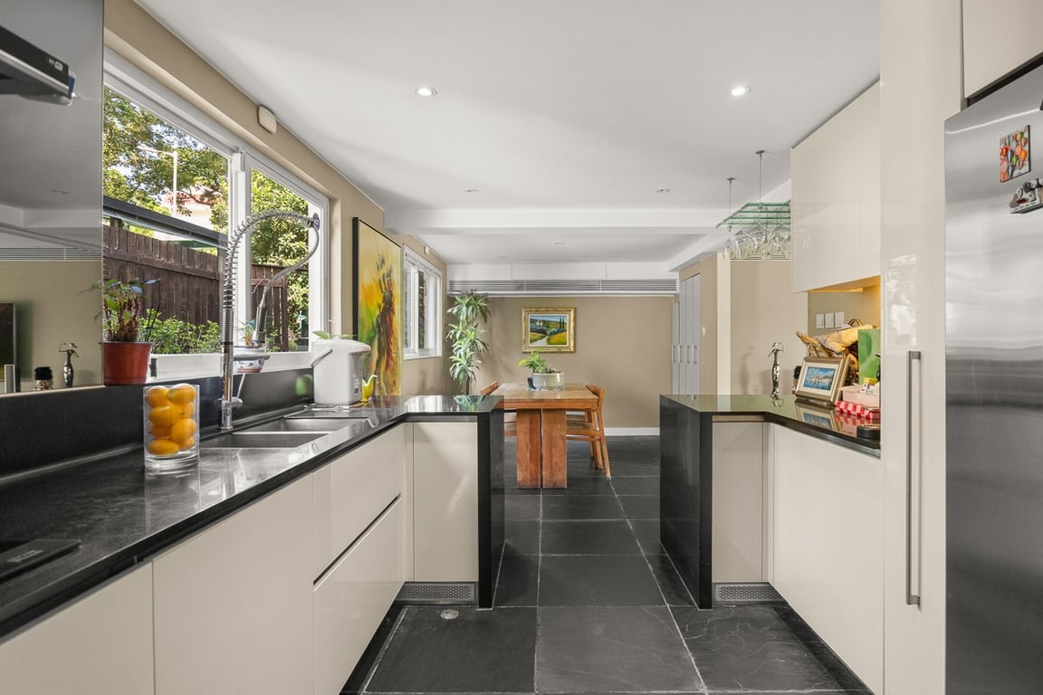 https://img.propertyraptor.com/cdn-cgi/imagedelivery/KD5bF_AFL0JDTbKLWF7z9g/ap8/ap8_001/hornet/prp/img/f4576994809fb688deedff8e76045d73-wtm.jpg/public