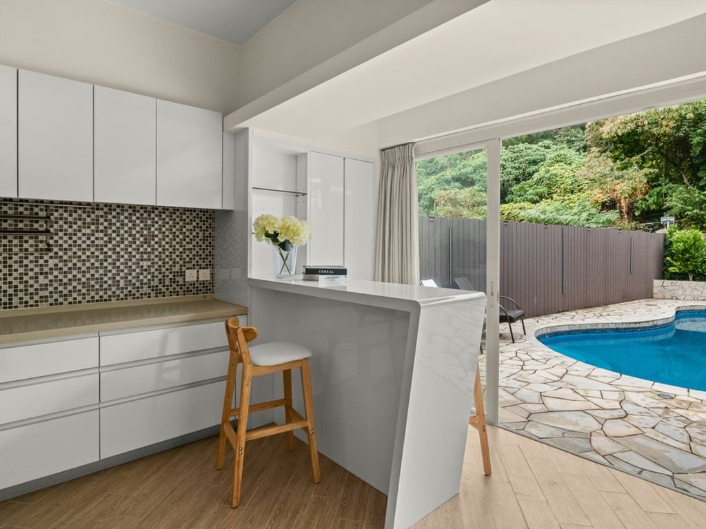 https://img.propertyraptor.com/cdn-cgi/imagedelivery/KD5bF_AFL0JDTbKLWF7z9g/ap8/ap8_001/hornet/prp/img/f461228089d5d66b4d0920441ba5c130.jpg/public