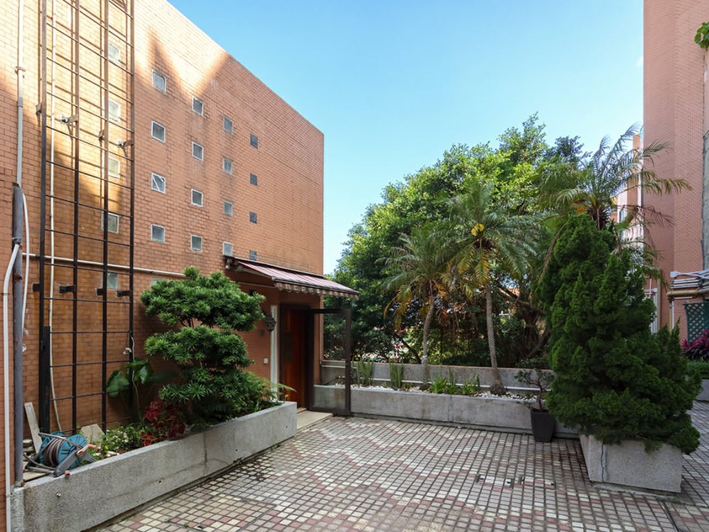 https://img.propertyraptor.com/cdn-cgi/imagedelivery/KD5bF_AFL0JDTbKLWF7z9g/ap8/ap8_001/hornet/prp/img/f4813a10058557238ed581f0ab8910b4.jpg/public