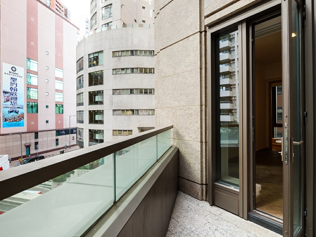 https://img.propertyraptor.com/cdn-cgi/imagedelivery/KD5bF_AFL0JDTbKLWF7z9g/ap8/ap8_001/hornet/prp/img/f4b1d53aae2436a99a2682ead11a3f28.jpg/public