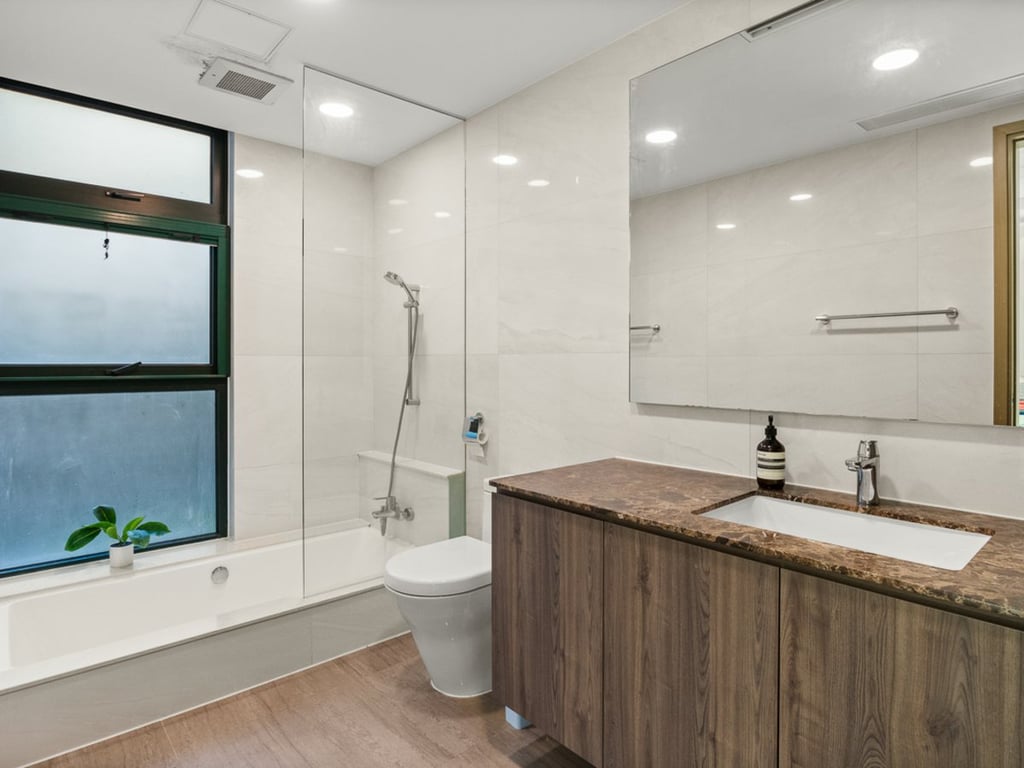 https://img.propertyraptor.com/cdn-cgi/imagedelivery/KD5bF_AFL0JDTbKLWF7z9g/ap8/ap8_001/hornet/prp/img/f4b70a2e7c1b71a64b22acd857d92887.jpg/public