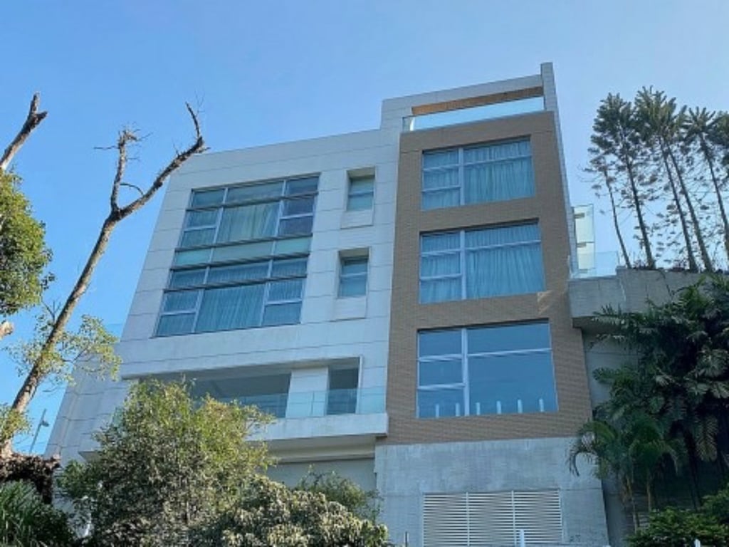 https://img.propertyraptor.com/cdn-cgi/imagedelivery/KD5bF_AFL0JDTbKLWF7z9g/ap8/ap8_001/hornet/prp/img/f4e0ce9309b07b05b7d794306f32d25a.jpg/public