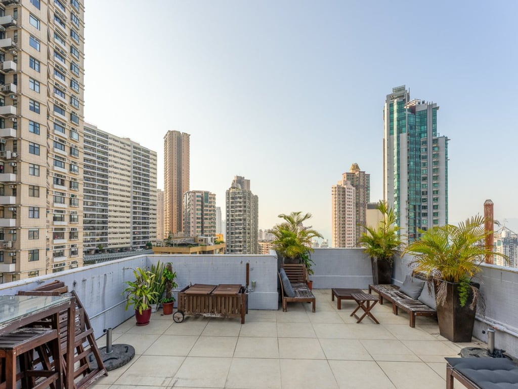 https://img.propertyraptor.com/cdn-cgi/imagedelivery/KD5bF_AFL0JDTbKLWF7z9g/ap8/ap8_001/hornet/prp/img/f4f1957711223bb9607f17e20464f9ee.jpg/public