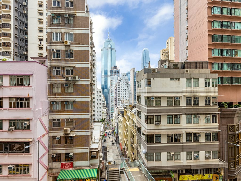 https://img.propertyraptor.com/cdn-cgi/imagedelivery/KD5bF_AFL0JDTbKLWF7z9g/ap8/ap8_001/hornet/prp/img/f53c005cc39fe928cd4378b4d744d6d9.jpg/public