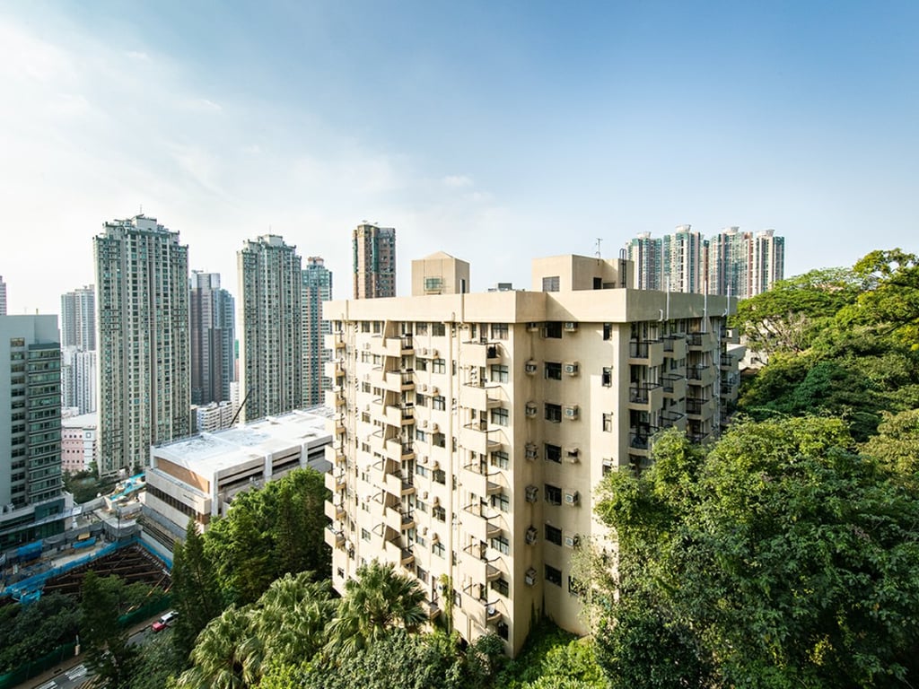 https://img.propertyraptor.com/cdn-cgi/imagedelivery/KD5bF_AFL0JDTbKLWF7z9g/ap8/ap8_001/hornet/prp/img/f5403b37a50cd8e8f6bc7873ede3671e.jpg/public