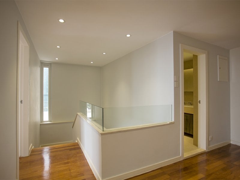 https://img.propertyraptor.com/cdn-cgi/imagedelivery/KD5bF_AFL0JDTbKLWF7z9g/ap8/ap8_001/hornet/prp/img/f5443ea9a0581b36c6aa52cfd540869a.jpg/public