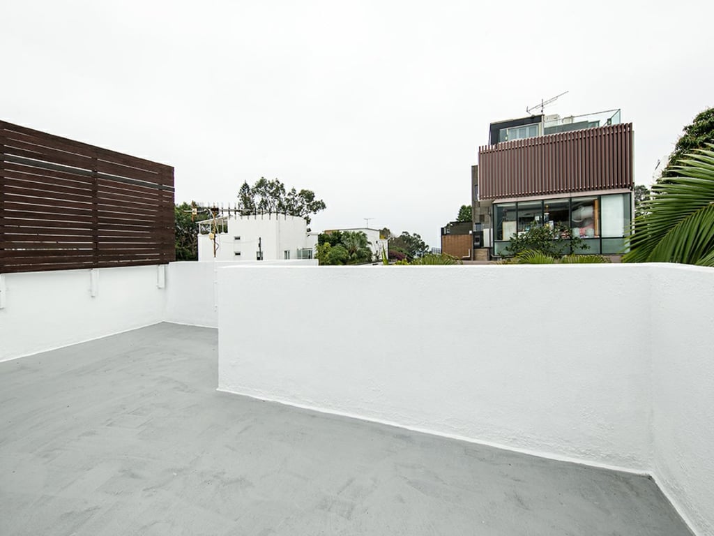 https://img.propertyraptor.com/cdn-cgi/imagedelivery/KD5bF_AFL0JDTbKLWF7z9g/ap8/ap8_001/hornet/prp/img/f56d9f23cbb2353bcfb7f2f5c1e7bc8f.jpg/public