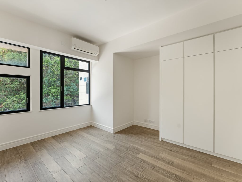 https://img.propertyraptor.com/cdn-cgi/imagedelivery/KD5bF_AFL0JDTbKLWF7z9g/ap8/ap8_001/hornet/prp/img/f64a9ffa8d38d1a83aa3fb560fbf1923.jpg/public
