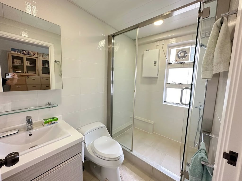 https://img.propertyraptor.com/cdn-cgi/imagedelivery/KD5bF_AFL0JDTbKLWF7z9g/ap8/ap8_001/hornet/prp/img/f671ad7af15b0c1b63146712b8857994.jpg/public