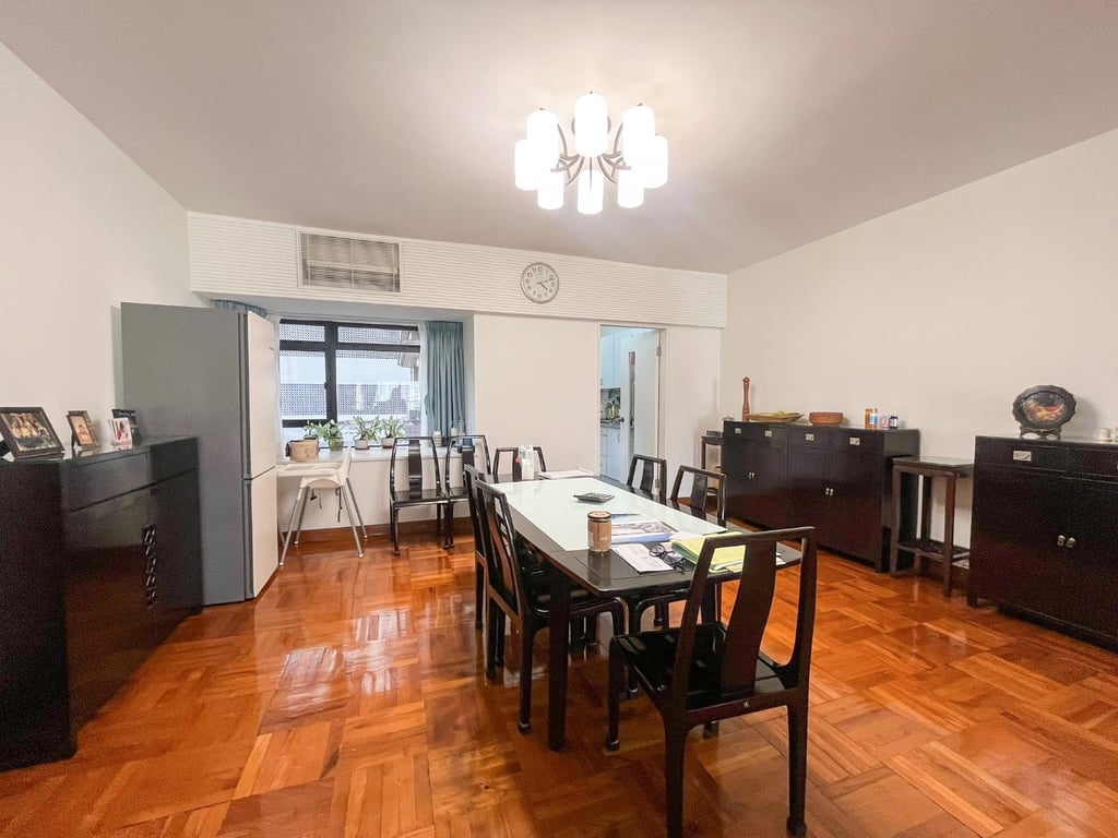 https://img.propertyraptor.com/cdn-cgi/imagedelivery/KD5bF_AFL0JDTbKLWF7z9g/ap8/ap8_001/hornet/prp/img/f677ac0f7f2cf0c488edc66304372326-wtm.jpg/public