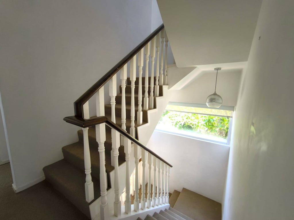 https://img.propertyraptor.com/cdn-cgi/imagedelivery/KD5bF_AFL0JDTbKLWF7z9g/ap8/ap8_001/hornet/prp/img/f6828f1855c0a3604affeeed9e4a010c-wtm.jpg/public