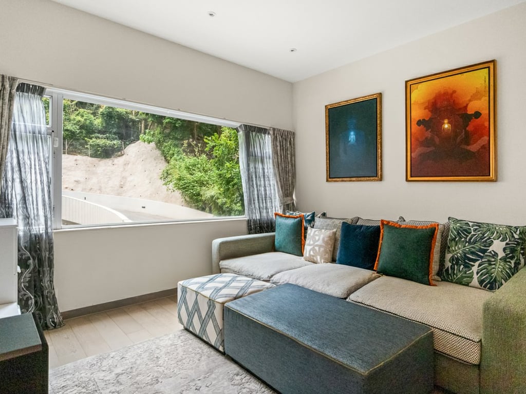 https://img.propertyraptor.com/cdn-cgi/imagedelivery/KD5bF_AFL0JDTbKLWF7z9g/ap8/ap8_001/hornet/prp/img/f6a6090b5224a1d2e4678f52afd55463-wtm.jpg/public