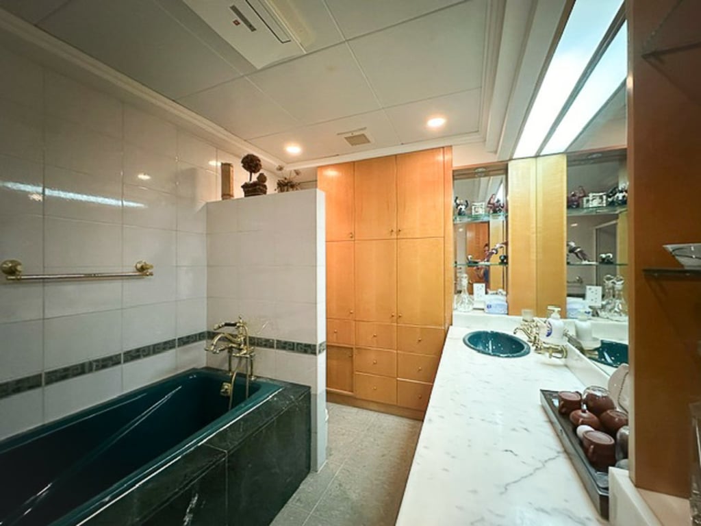 https://img.propertyraptor.com/cdn-cgi/imagedelivery/KD5bF_AFL0JDTbKLWF7z9g/ap8/ap8_001/hornet/prp/img/f6dc6fa93e8a8680961cf11a8ec6e21b.jpg/public