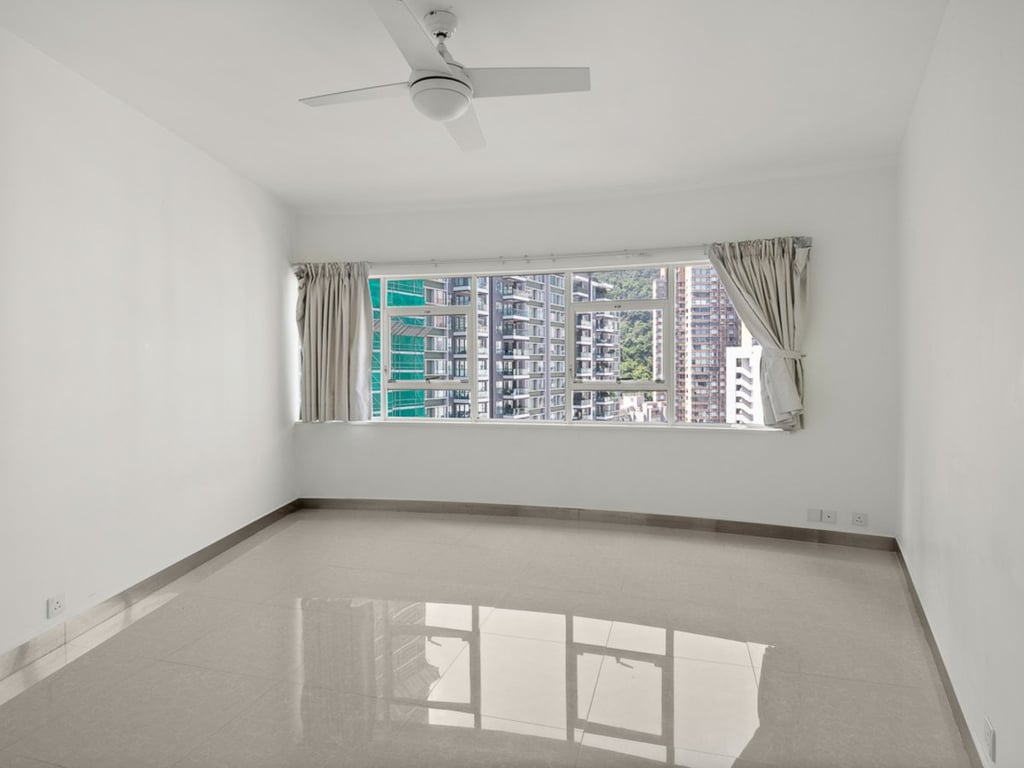 https://img.propertyraptor.com/cdn-cgi/imagedelivery/KD5bF_AFL0JDTbKLWF7z9g/ap8/ap8_001/hornet/prp/img/f7271fd44fde99177f2f1ed0709c44ff.jpg/public