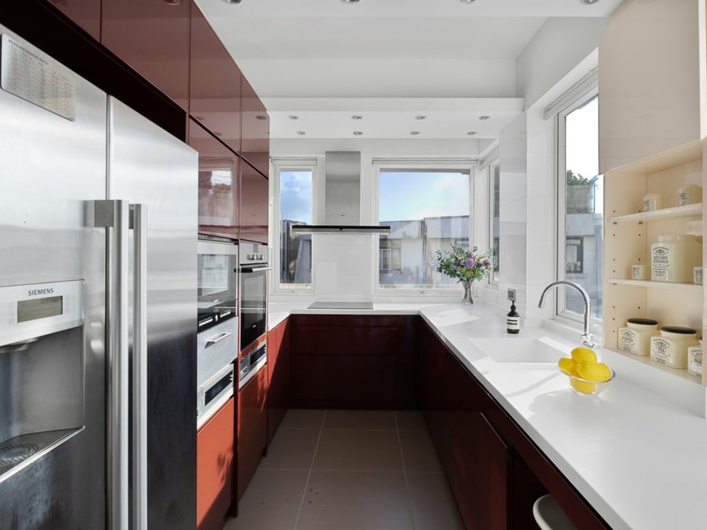 https://img.propertyraptor.com/cdn-cgi/imagedelivery/KD5bF_AFL0JDTbKLWF7z9g/ap8/ap8_001/hornet/prp/img/f7d1ac6bb0c2392bfbea8d9314ebac22.jpg/public