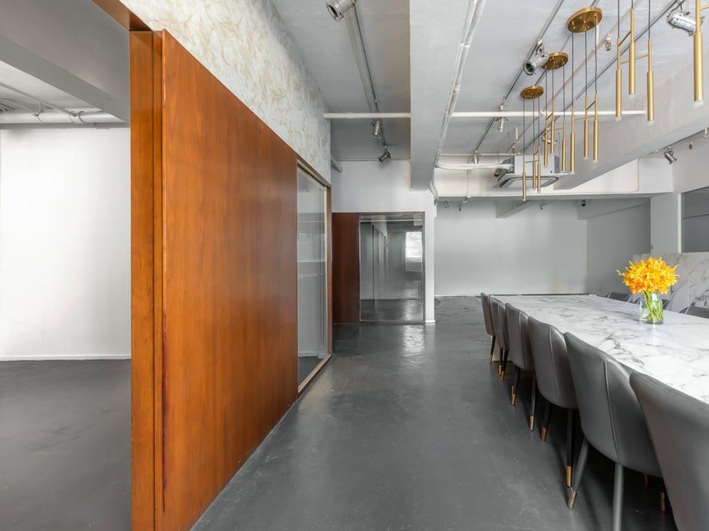 https://img.propertyraptor.com/cdn-cgi/imagedelivery/KD5bF_AFL0JDTbKLWF7z9g/ap8/ap8_001/hornet/prp/img/f8edcde91e26fb10139677e4fe427f68.jpg/public