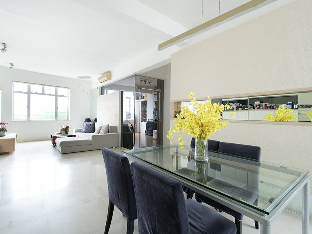 https://img.propertyraptor.com/cdn-cgi/imagedelivery/KD5bF_AFL0JDTbKLWF7z9g/ap8/ap8_001/hornet/prp/img/f8fb24c7ae6897eb5c001ed84d38d87b.jpg/public