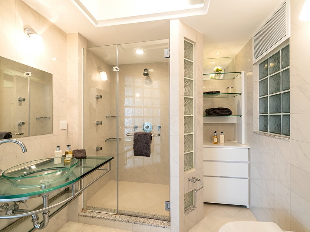 https://img.propertyraptor.com/cdn-cgi/imagedelivery/KD5bF_AFL0JDTbKLWF7z9g/ap8/ap8_001/hornet/prp/img/f97922c8dedf116305a13dec037b1ecc.jpg/public