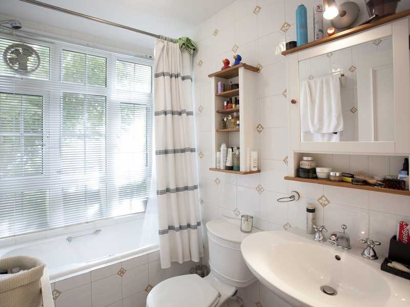 https://img.propertyraptor.com/cdn-cgi/imagedelivery/KD5bF_AFL0JDTbKLWF7z9g/ap8/ap8_001/hornet/prp/img/f99203e55bbb8167f97e63586ce138d4.jpg/public