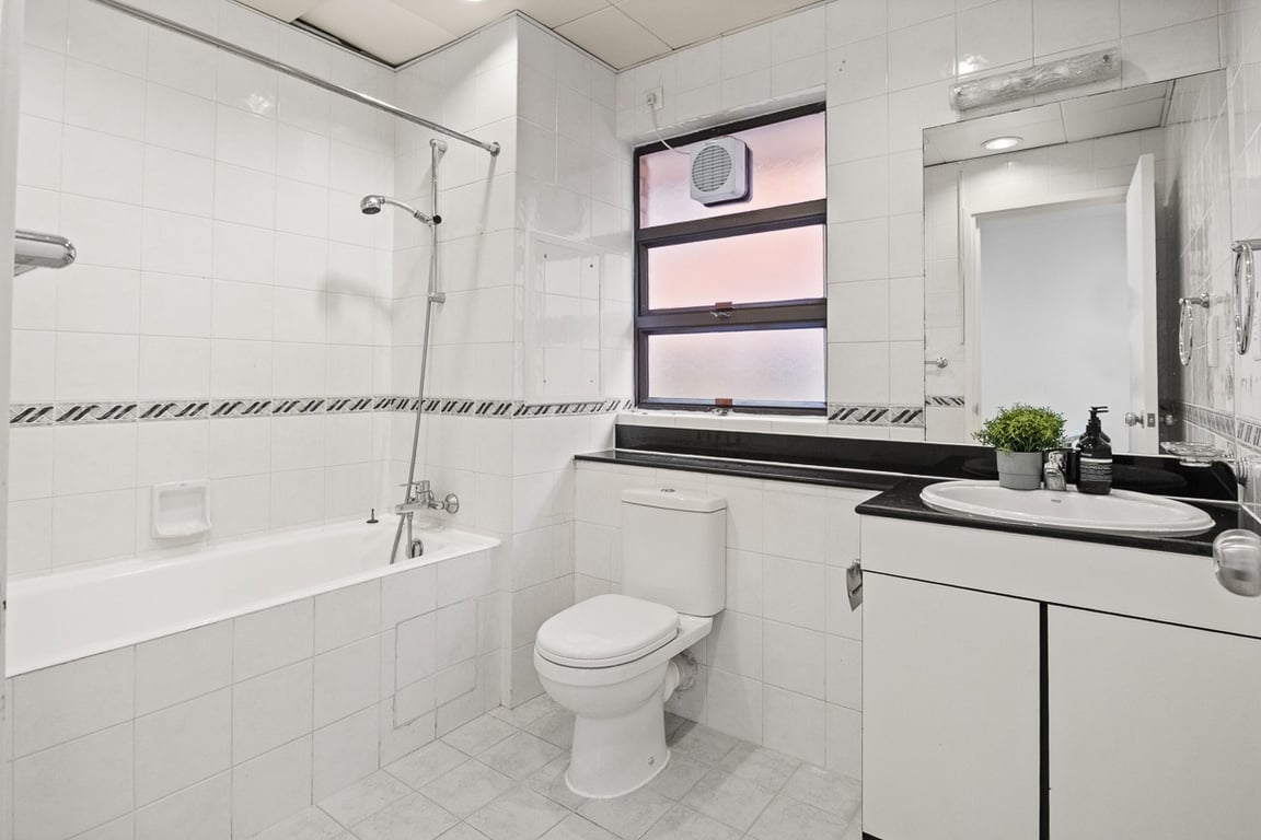 https://img.propertyraptor.com/cdn-cgi/imagedelivery/KD5bF_AFL0JDTbKLWF7z9g/ap8/ap8_001/hornet/prp/img/f9b6a570a77b3af599477bb92caabd16-wtm.jpg/public