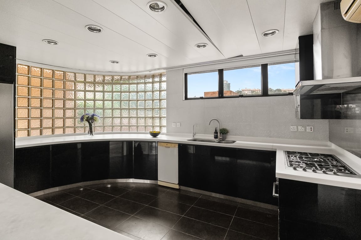 https://img.propertyraptor.com/cdn-cgi/imagedelivery/KD5bF_AFL0JDTbKLWF7z9g/ap8/ap8_001/hornet/prp/img/f9d4b2e6d9a4a2c9c2e1bb0d7e31bc4d-wtm.jpg/public