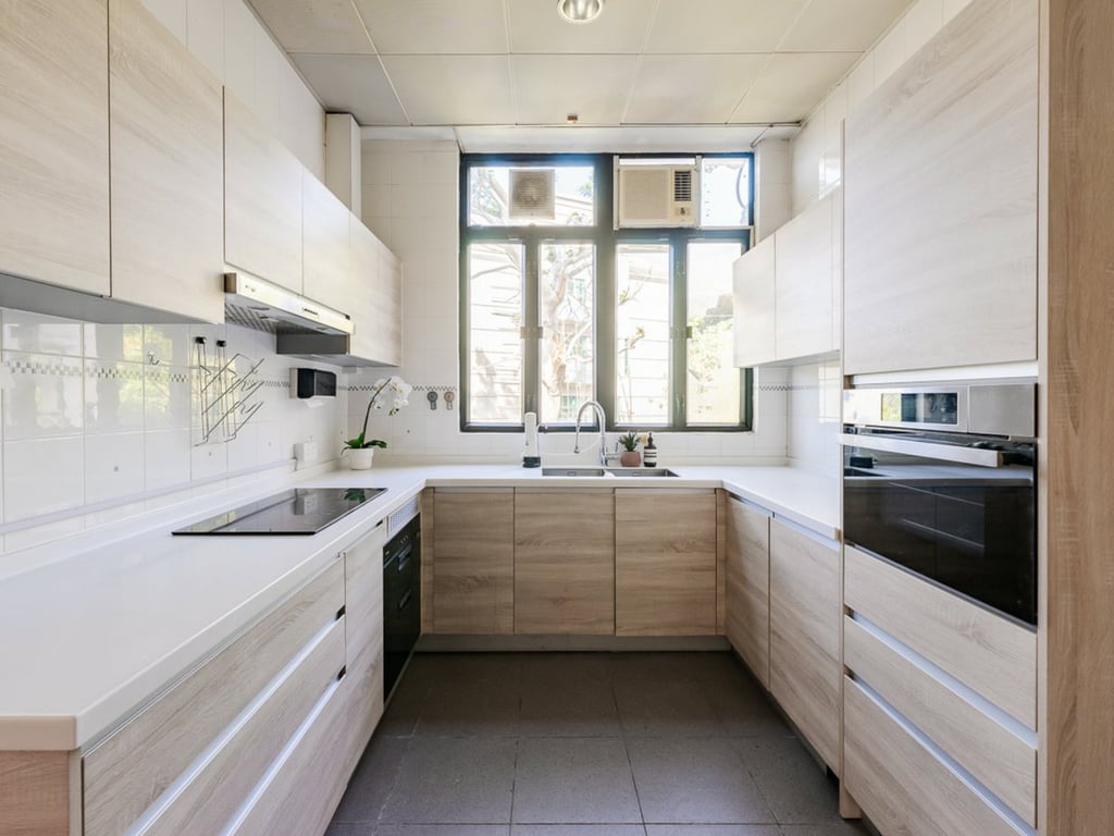 https://img.propertyraptor.com/cdn-cgi/imagedelivery/KD5bF_AFL0JDTbKLWF7z9g/ap8/ap8_001/hornet/prp/img/fa6e6e117545af27fc311026747311e8.jpg/public