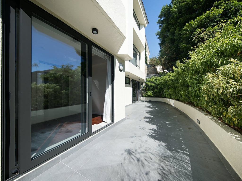 https://img.propertyraptor.com/cdn-cgi/imagedelivery/KD5bF_AFL0JDTbKLWF7z9g/ap8/ap8_001/hornet/prp/img/fa97279d5589e337a66f652dc60e170e.jpg/public