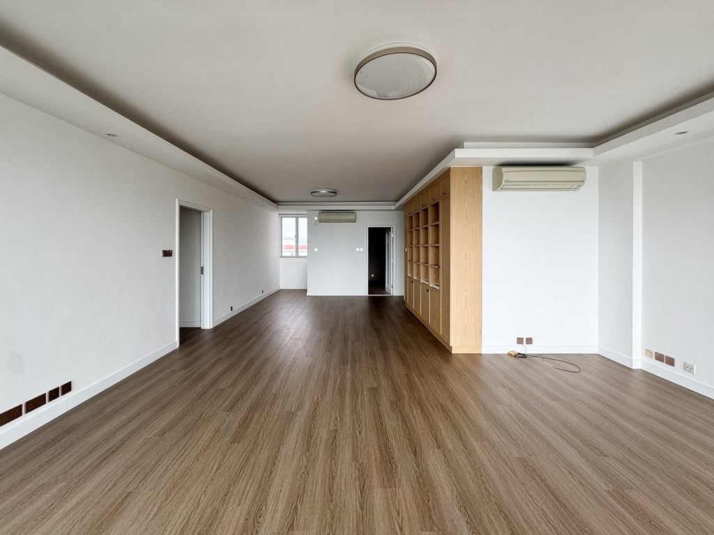 https://img.propertyraptor.com/cdn-cgi/imagedelivery/KD5bF_AFL0JDTbKLWF7z9g/ap8/ap8_001/hornet/prp/img/faa93989587ef0f91713f93767a518aa-wtm.jpg/public
