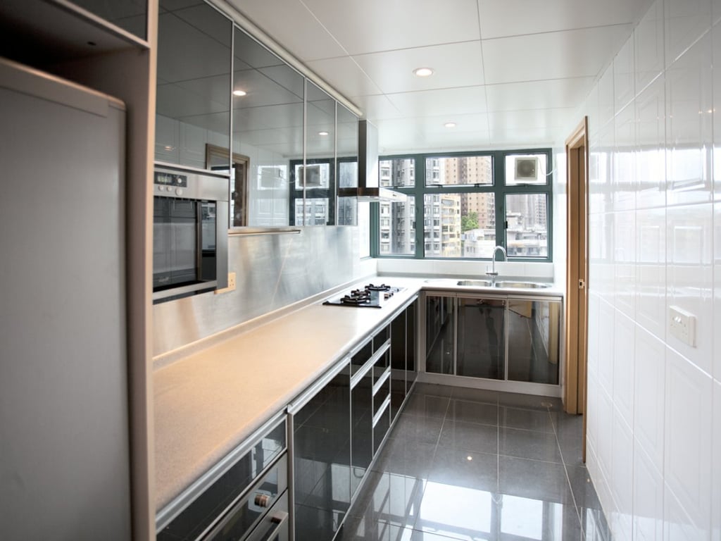 https://img.propertyraptor.com/cdn-cgi/imagedelivery/KD5bF_AFL0JDTbKLWF7z9g/ap8/ap8_001/hornet/prp/img/faaad27f0b5b308fa2fb92eb78348753.jpg/public