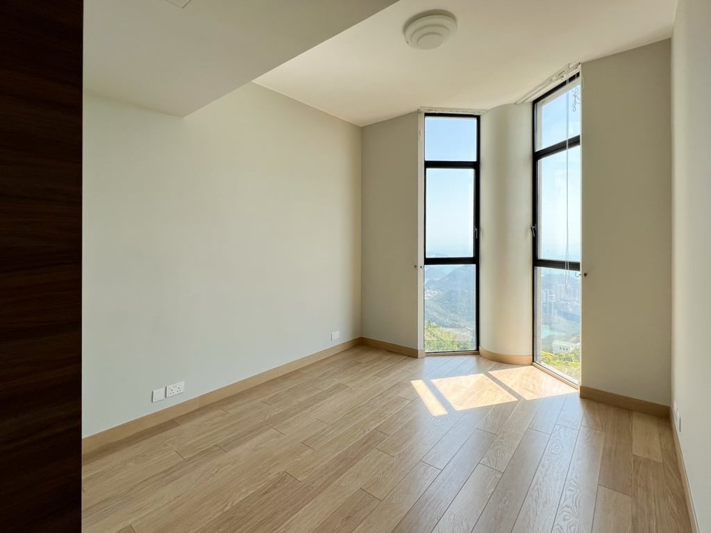 https://img.propertyraptor.com/cdn-cgi/imagedelivery/KD5bF_AFL0JDTbKLWF7z9g/ap8/ap8_001/hornet/prp/img/fab40ab626b2394de5f98f7d5458f368.jpg/public