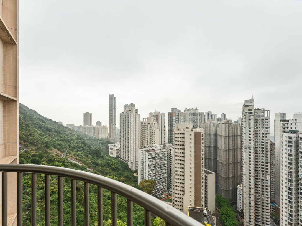 https://img.propertyraptor.com/cdn-cgi/imagedelivery/KD5bF_AFL0JDTbKLWF7z9g/ap8/ap8_001/hornet/prp/img/fade3301ac6e5ff67a21a6b4c6211cd0.jpg/public
