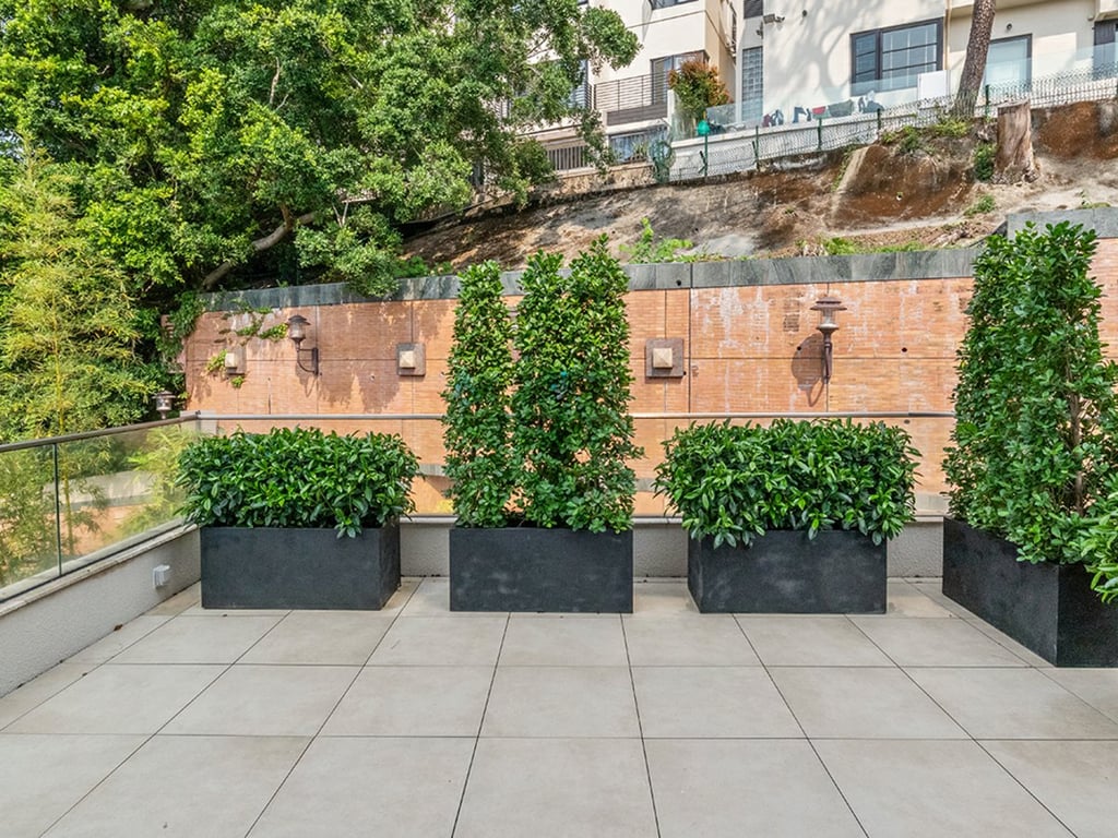 https://img.propertyraptor.com/cdn-cgi/imagedelivery/KD5bF_AFL0JDTbKLWF7z9g/ap8/ap8_001/hornet/prp/img/fb09adf90d05b61a2f94f37db765564a.jpg/public