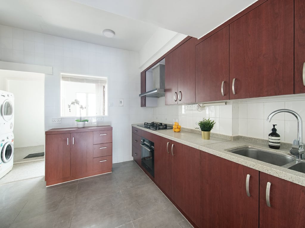 https://img.propertyraptor.com/cdn-cgi/imagedelivery/KD5bF_AFL0JDTbKLWF7z9g/ap8/ap8_001/hornet/prp/img/fb32cb54425c533ada67581bc1f3e3a3.jpg/public