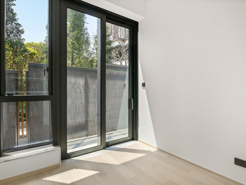 https://img.propertyraptor.com/cdn-cgi/imagedelivery/KD5bF_AFL0JDTbKLWF7z9g/ap8/ap8_001/hornet/prp/img/fb3db1973629c9fab424a57efdec39b1.jpg/public
