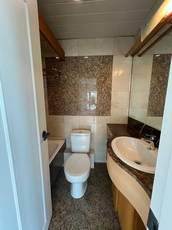 https://img.propertyraptor.com/cdn-cgi/imagedelivery/KD5bF_AFL0JDTbKLWF7z9g/ap8/ap8_001/hornet/prp/img/fb4b0b18be15fa0a4889c20f8b8c7b5b-wtm.jpg/public
