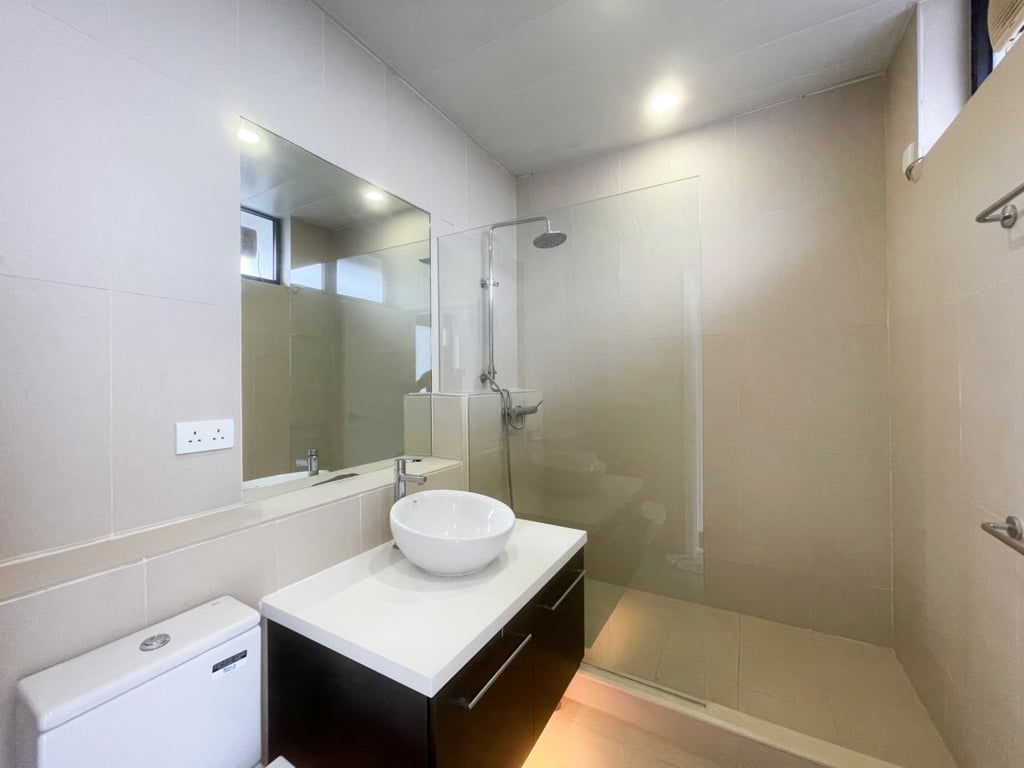 https://img.propertyraptor.com/cdn-cgi/imagedelivery/KD5bF_AFL0JDTbKLWF7z9g/ap8/ap8_001/hornet/prp/img/fb6caca1113733e580d43111a3f71def.jpg/public